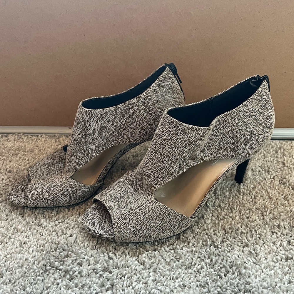 Aerosoles open toe with cutout sandals size 6 1/2